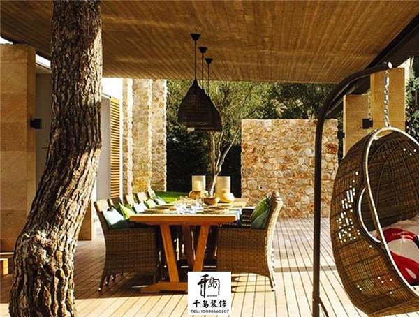 洋房庭院內(nèi)的陽臺裝修設(shè)計(jì)